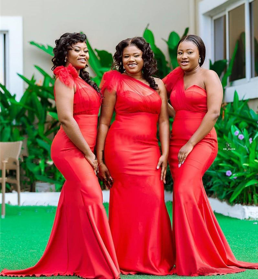 2023 Red One Shoulder Mermaid Bridesmaid Dresses Draped Sweep Train Garden Country African Wedding Guest Gowns Maid of Honor Dress Plus Size