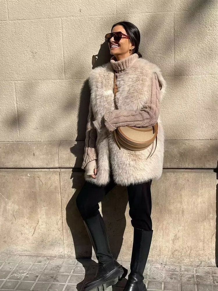 Women's Vests Faux Fur Thicken Vest Women Winter Elegant Plush Sleeveless Horn Button Female Coat Fashion V-neck Casual Loose Lady Tops 230912