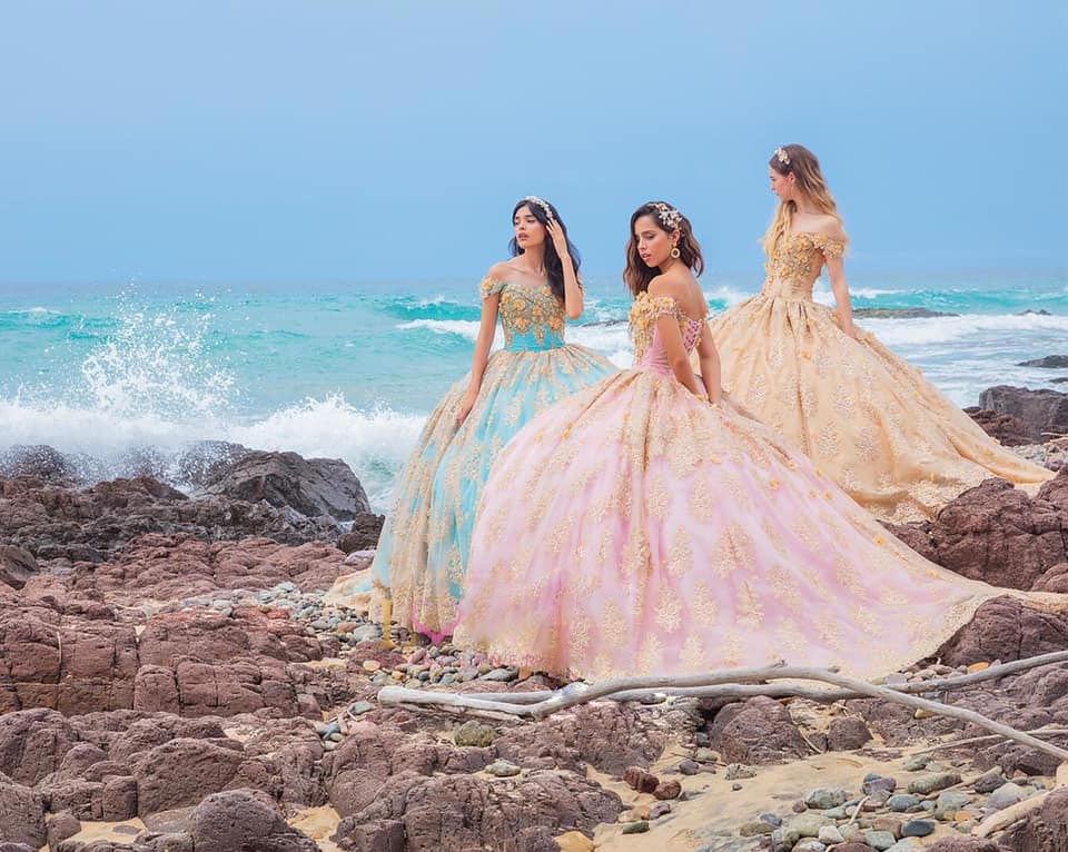 Stunning Ball Gown Lace Quinceanera Dresses Beaded Gold Appliqued Prom Gowns Off The Shoulder Necke Tulle Sweet 15 Corset Masquerade Dress 0220