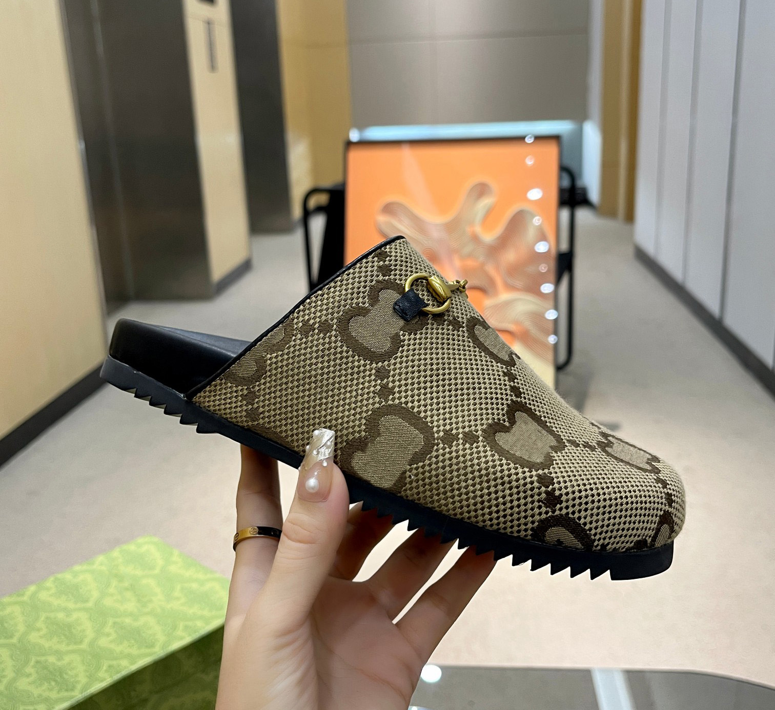 NEWEST High Quality brand Designer Luxury Slippers Slide Women Ladies rubber Hollow Platform Sandals Flip flops With Lnterlocking Scuffs Lovely Beach Slippers 0