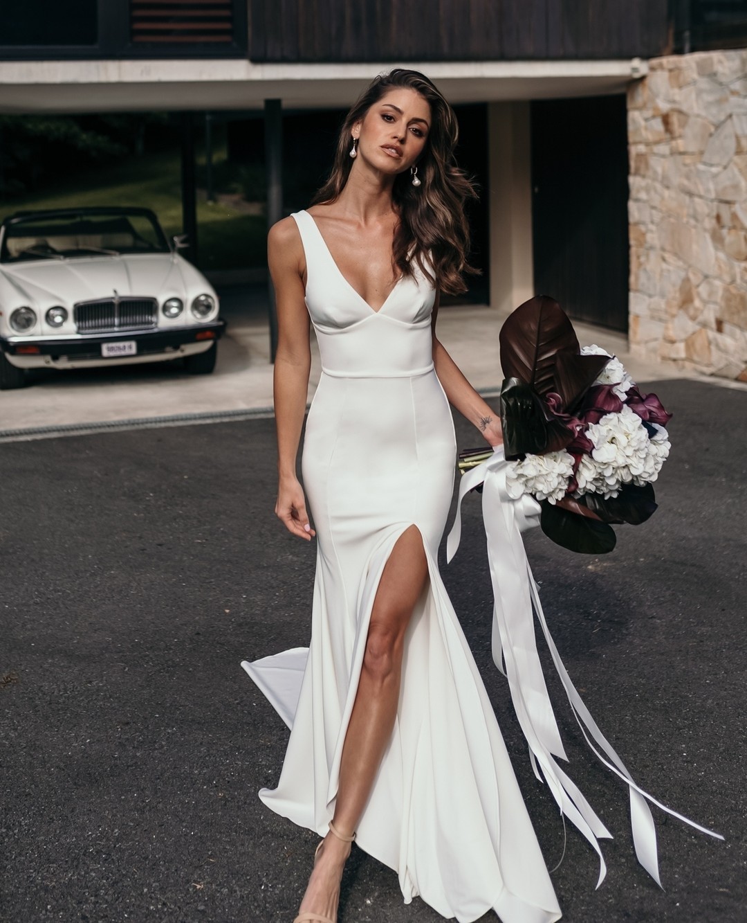 Charming Backless Mermaid Wedding Dresses Side Split Bridal Gown V Neck Sweep Train Empire Waist Robe de Mariee