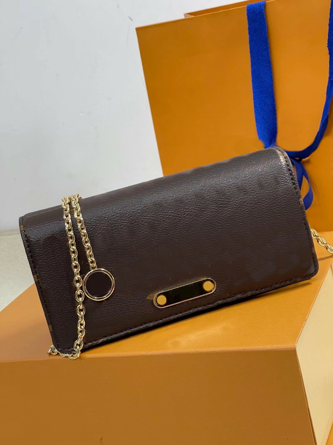 Designer Woc Lily Wallet On Chain Shoulder Bags Letter And Floral Printing Mono Gram Flap Bags Gold Hardware Heavy Chains Handbags Metal Hasp Baguettes Fashion Purse