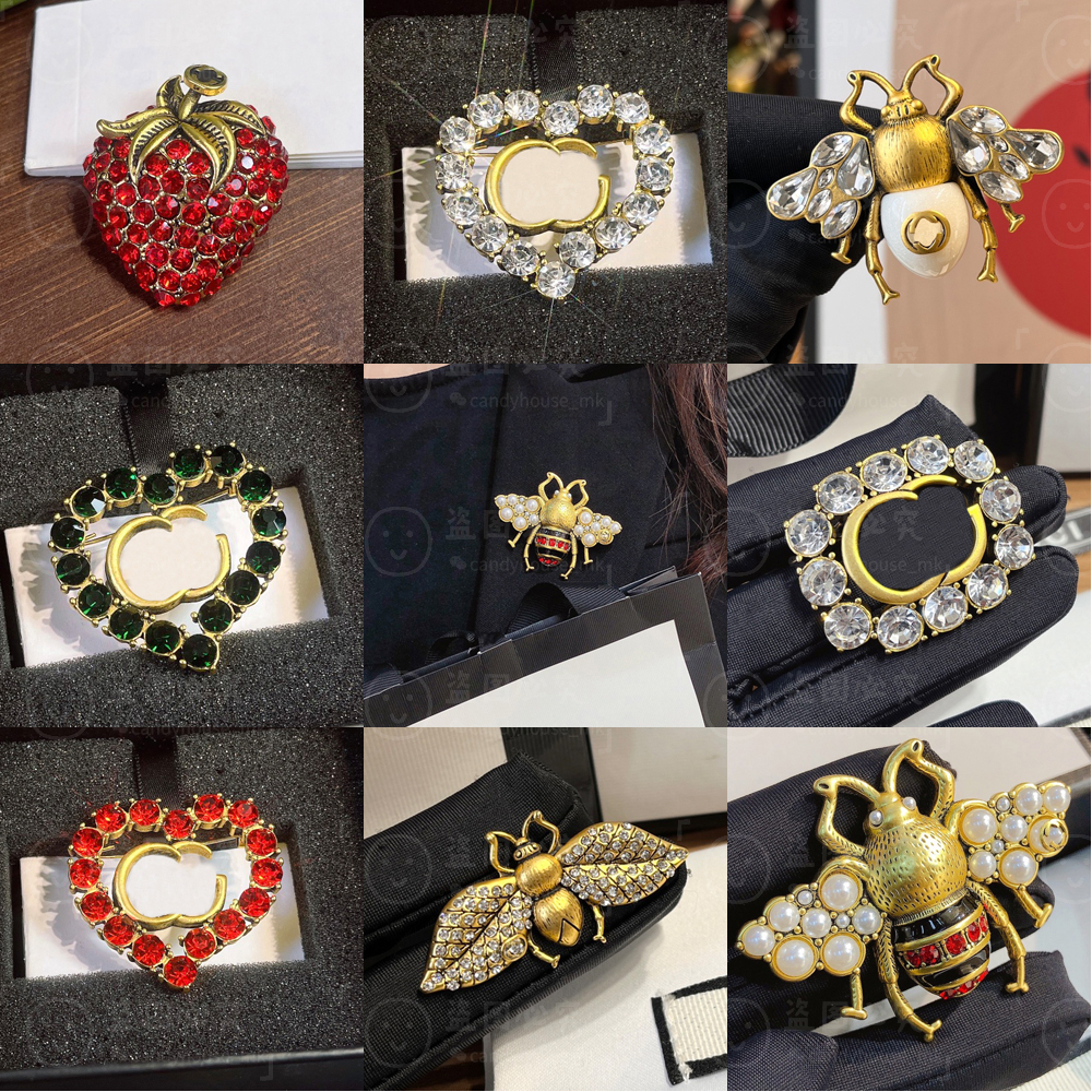 Women Men Brand Brooches Couples Luxury Crystal Pearl Stainless Steel Designer Letter Brooch Suit Laple Pin Metal Fashion Jewelry Accessories
