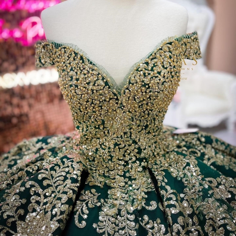 Green Sexy Off the Shoulder Quinceanera Dresses Ball Gown For 16 weet Girl Beading Gold Sequin Appliques Lace Tull Train Princess Dress Vestidos De 15