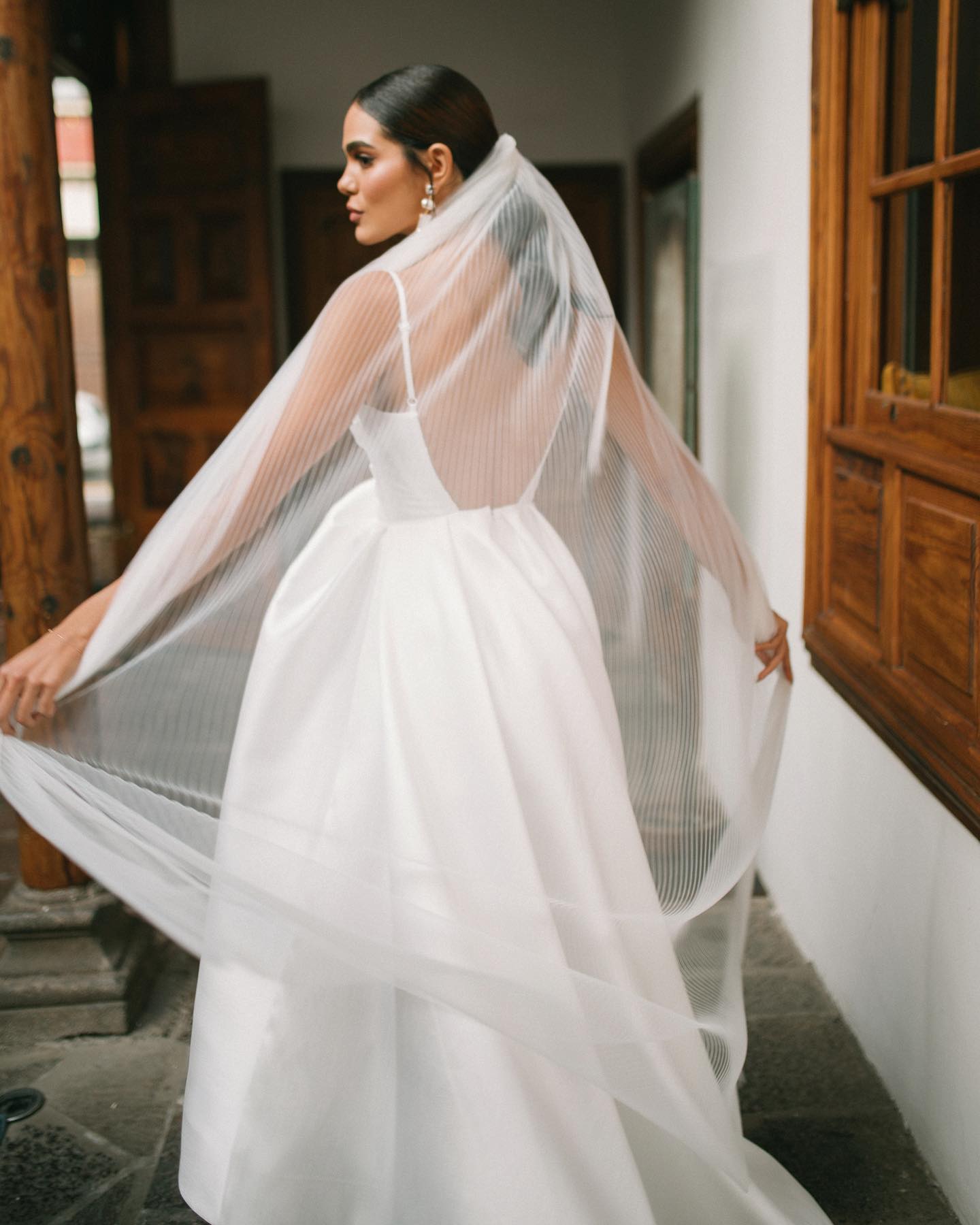 Stunning Backless Wedding Dresses High Low Bridal Gowns Appliqued Spaghetti Straps Neckline A Line Satin Vestido De Novia