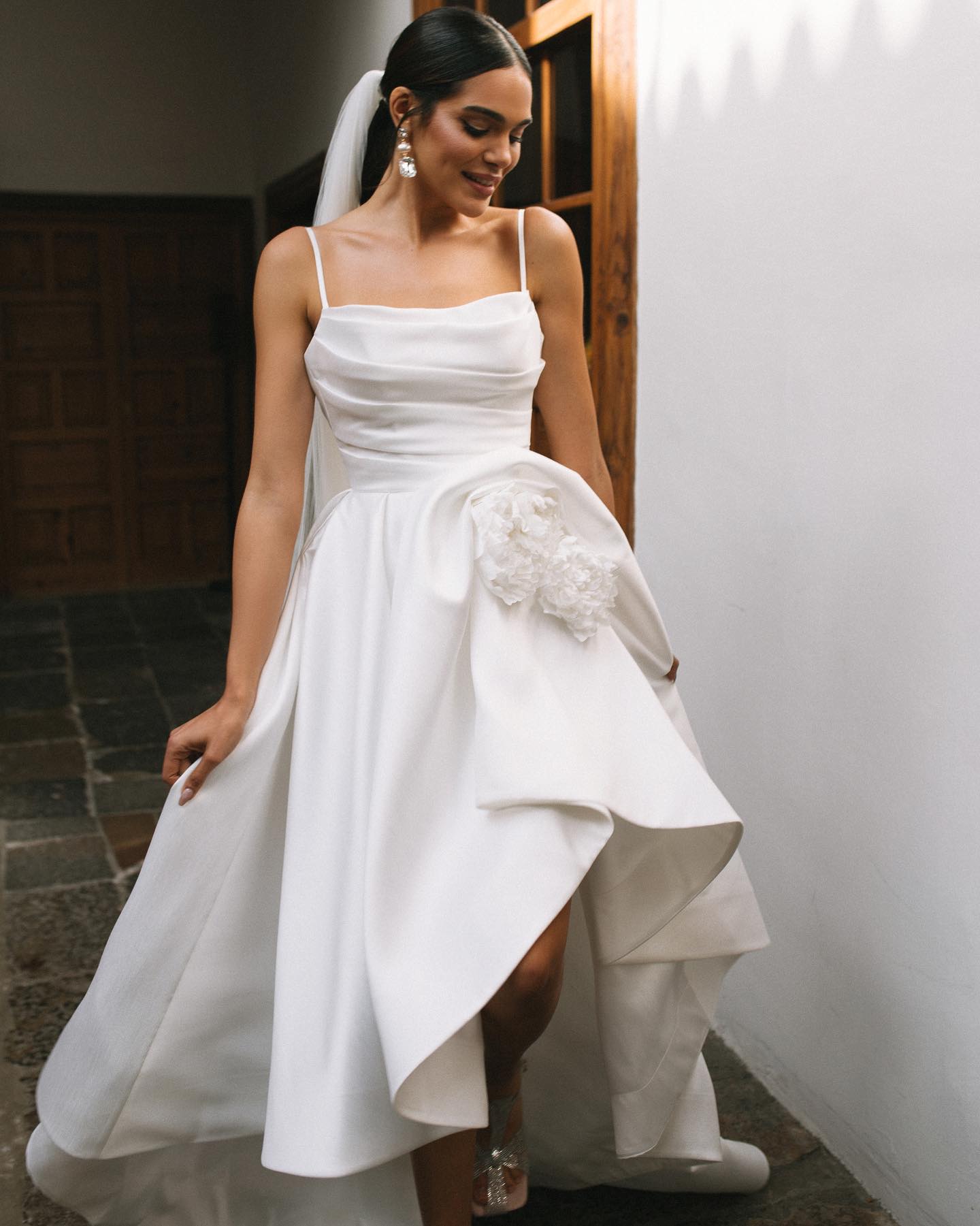 Stunning Backless Wedding Dresses High Low Bridal Gowns Appliqued Spaghetti Straps Neckline A Line Satin Vestido De Novia