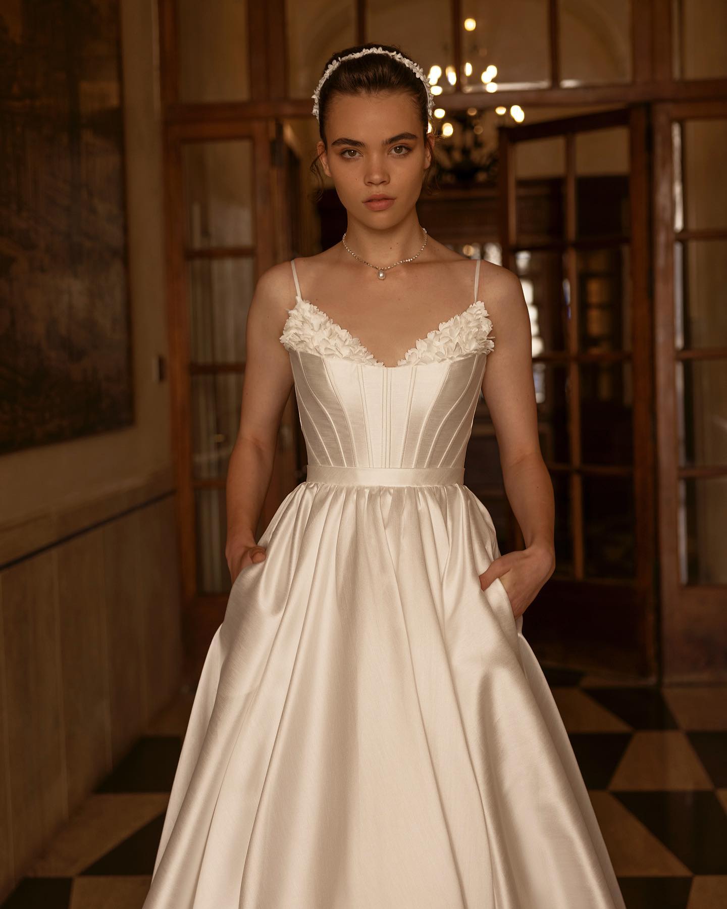 Designer Appliqued Wedding Dresses With Pockets Bridal Gowns Spaghetti Straps V Necke A e Satin Sweep Train Vestido De Novia