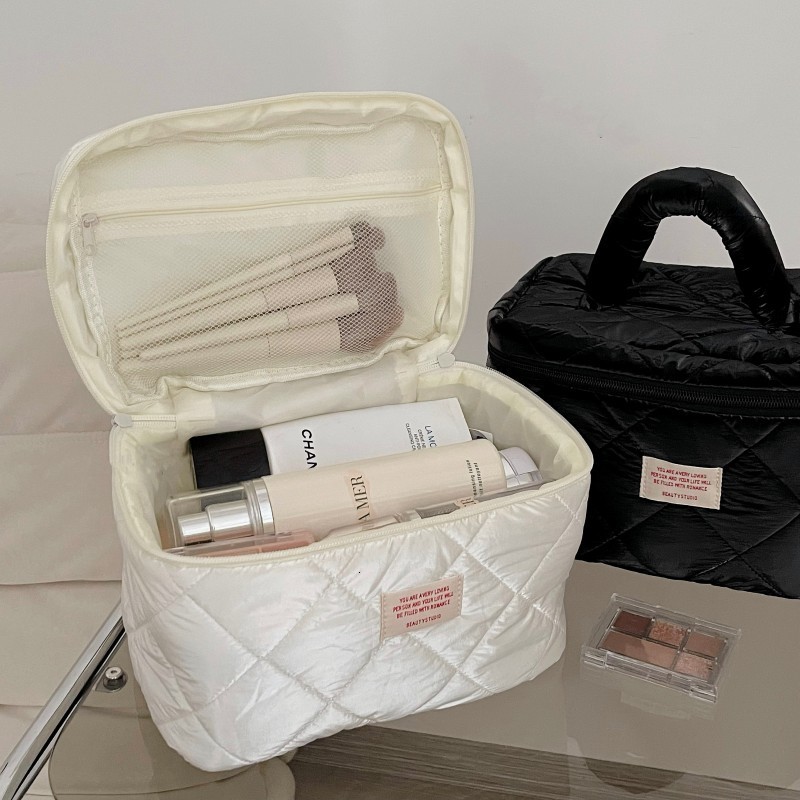 Cosmetic Bags Cases Large Capacity Down Bag Portable Toiletry Travel Organizer for Skincare Products and Accessories Solid Color Wash Tote 230926