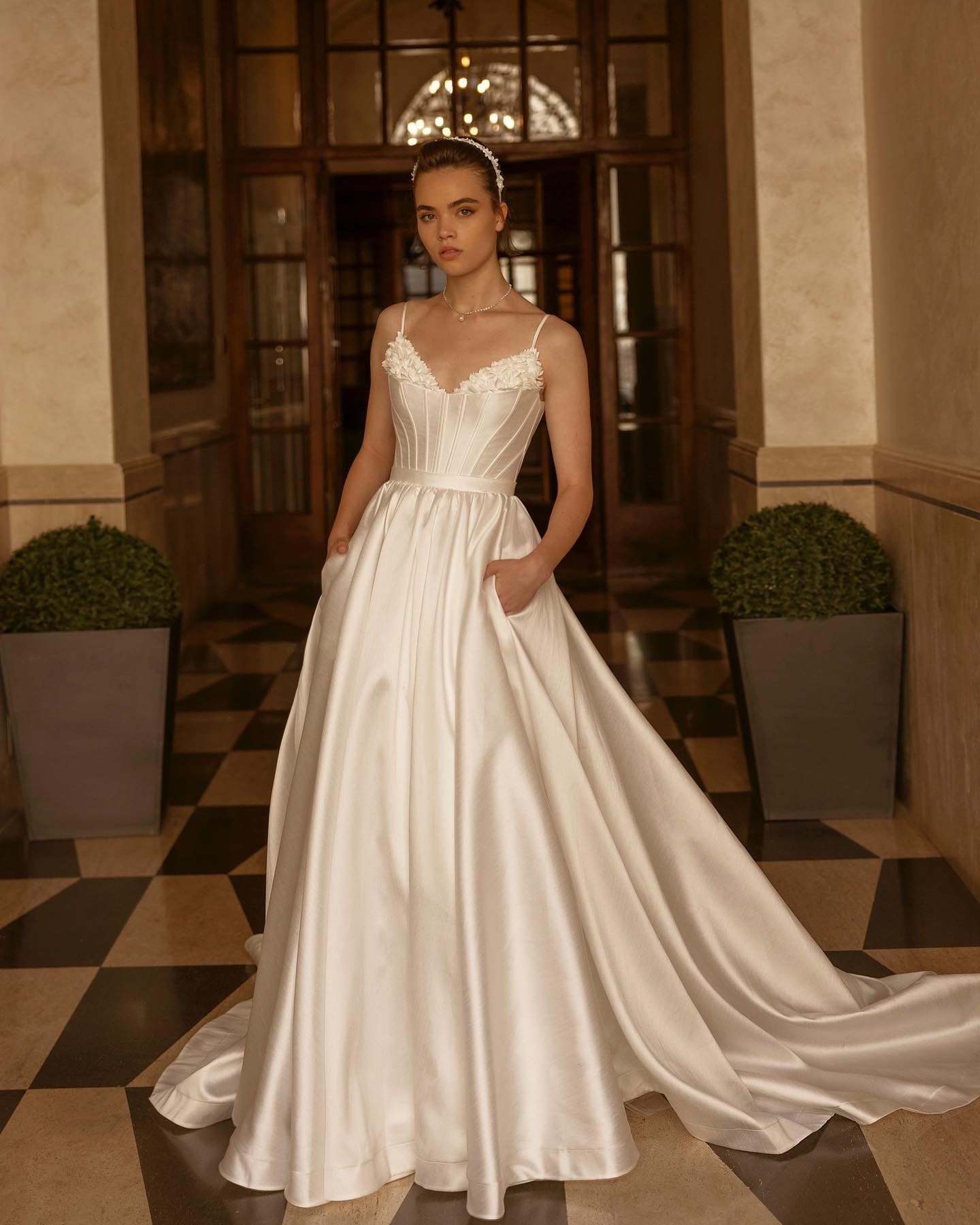 Designer Appliqued Wedding Dresses With Pockets Bridal Gowns Spaghetti Straps V Necke A e Satin Sweep Train Vestido De Novia