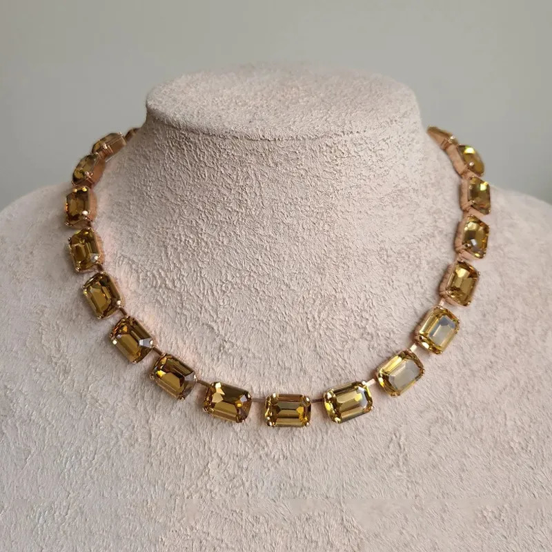 Chokers Exquisite Charm Shining Glass Crystal Necklace Handcrafted Claw Inlaid Crystal Chain Collar Women Cube Statement Collar Gift 230927