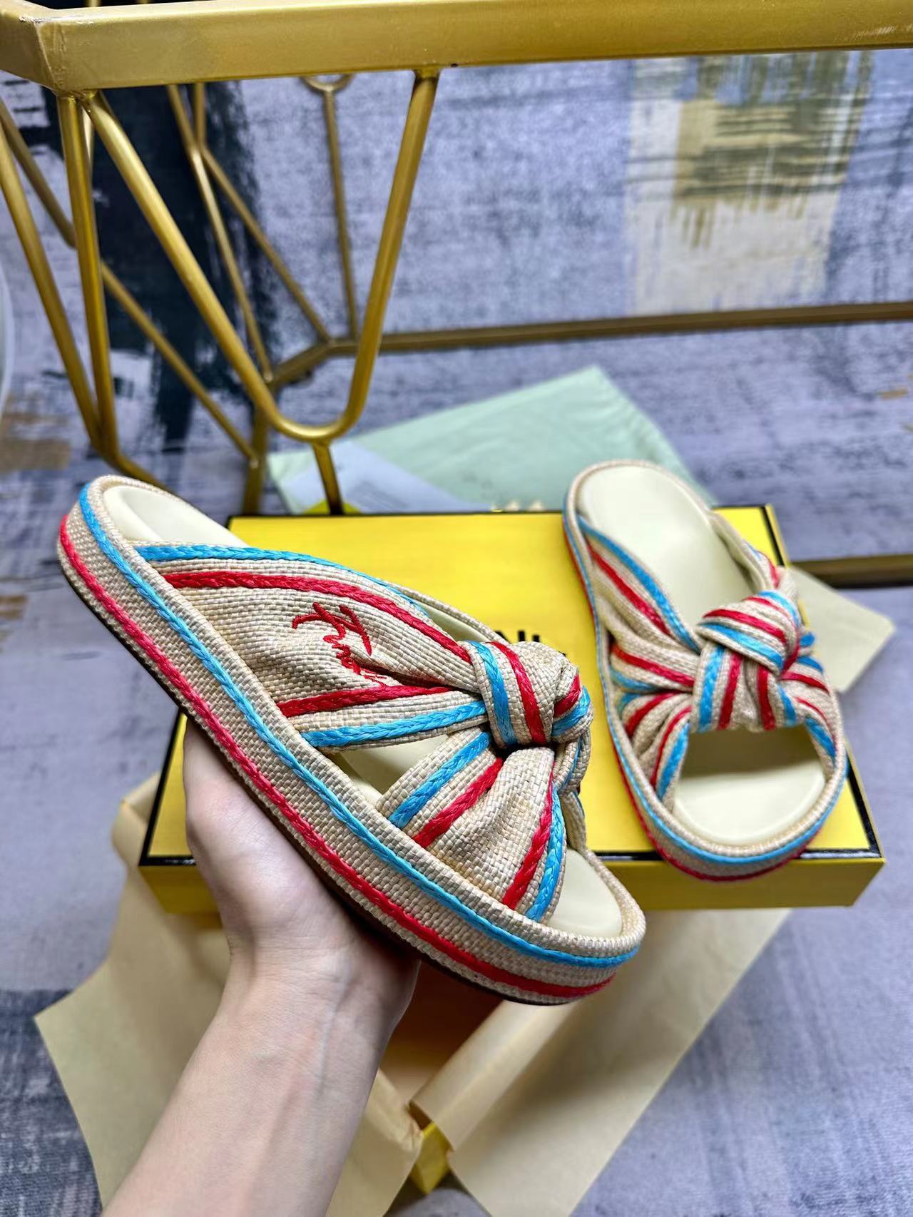 2024 Fashionable Men's slippers High Quality Leisure beach outdoor portable leather materials with box size 35-45