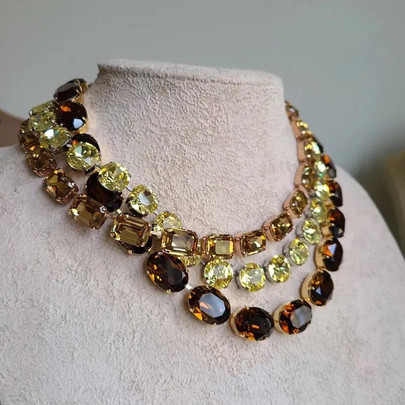 Chokers Exquisite Charm Shining Glass Crystal Necklace Handcrafted Claw Inlaid Crystal Chain Collar Women Cube Statement Collar Gift 230927