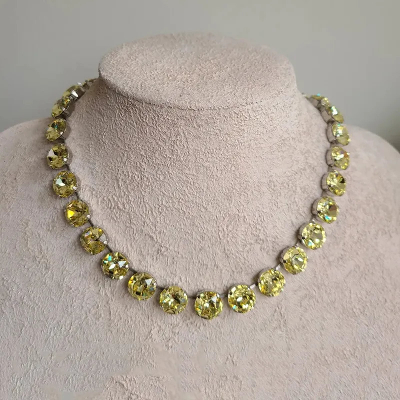 Chokers Exquisite Charm Shining Glass Crystal Necklace Handcrafted Claw Inlaid Crystal Chain Collar Women Cube Statement Collar Gift 230927