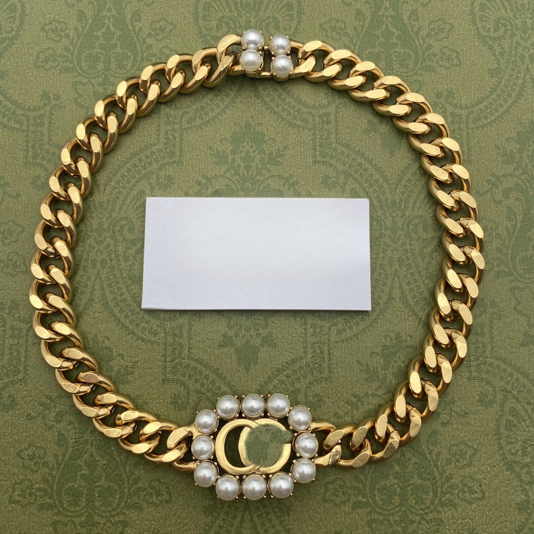 Designer creative design with fashionable personality, fashionable women's necklace pendant, paired with minimalist pendant necklace gift box