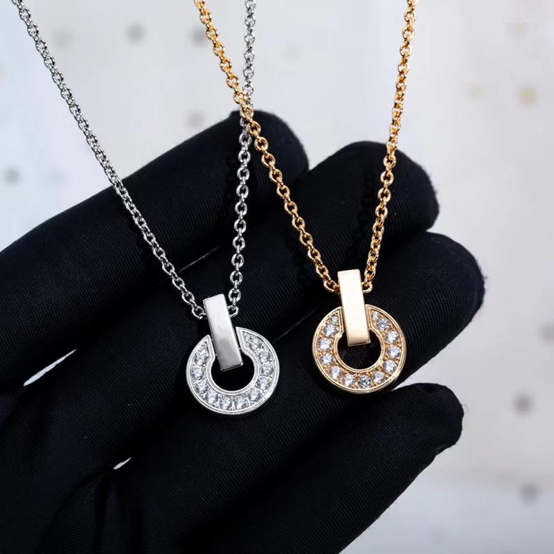 Pendants Europe Selling Brand Coin Pendant 925 Sterling Silver Zircon Round Necklace Ladies Fashion Luxury Gift Jewelry