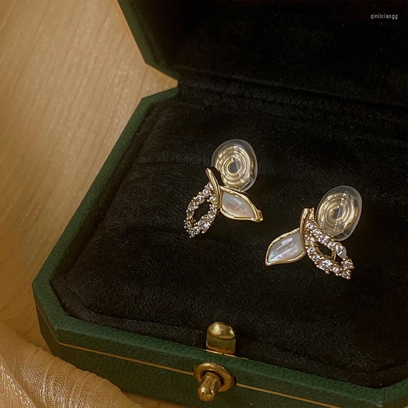 Backs Earrings Natural Shell Zircon Fishtail Clip Female Light Luxury Hollow Leaf-shaped Hanging Earring Party Wedding Unusual Jewelry
Backs Earrings Natural Shell Zircon Fishtail Clip Female Light Luxury Hollow Leaf-shaped Hanging Earring Party Wedding Unusual Jewelry