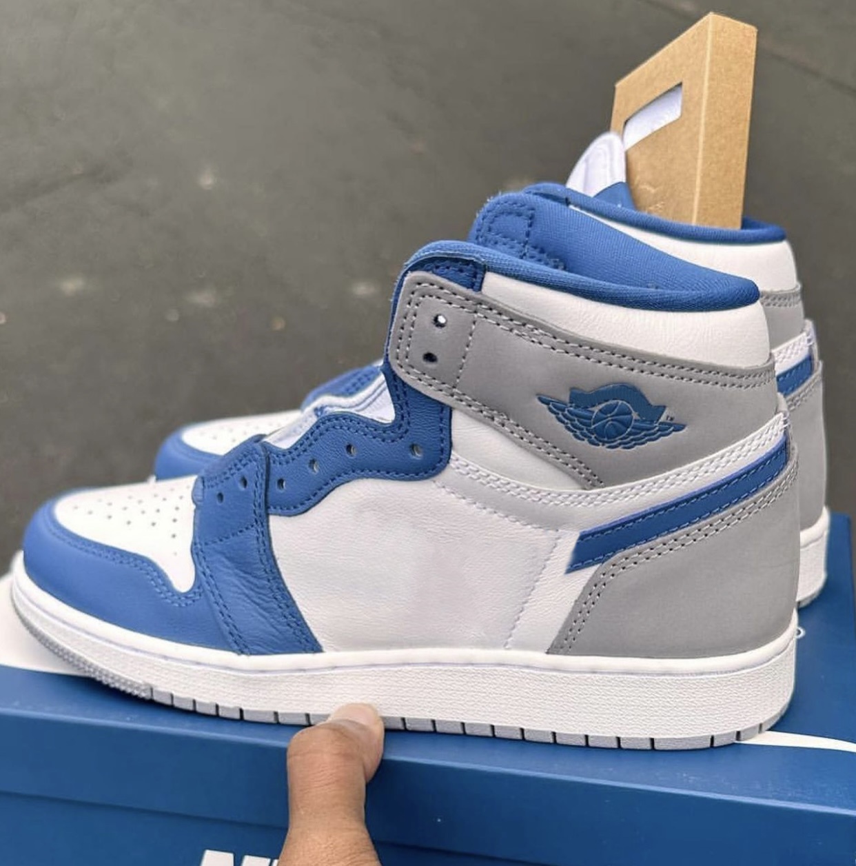 2023 Air Authentic 1 High OG True Blue Retros 1s Basketball Shoes White-Cement Grey DZ5485-410 Women Men Outdoor Sports Sneakers
2023 Air Authentic 1 High OG True Blue Retros 1s Basketball Shoes White-Cement Grey DZ5485-410 Women Men Outdoor Sports Sneakers