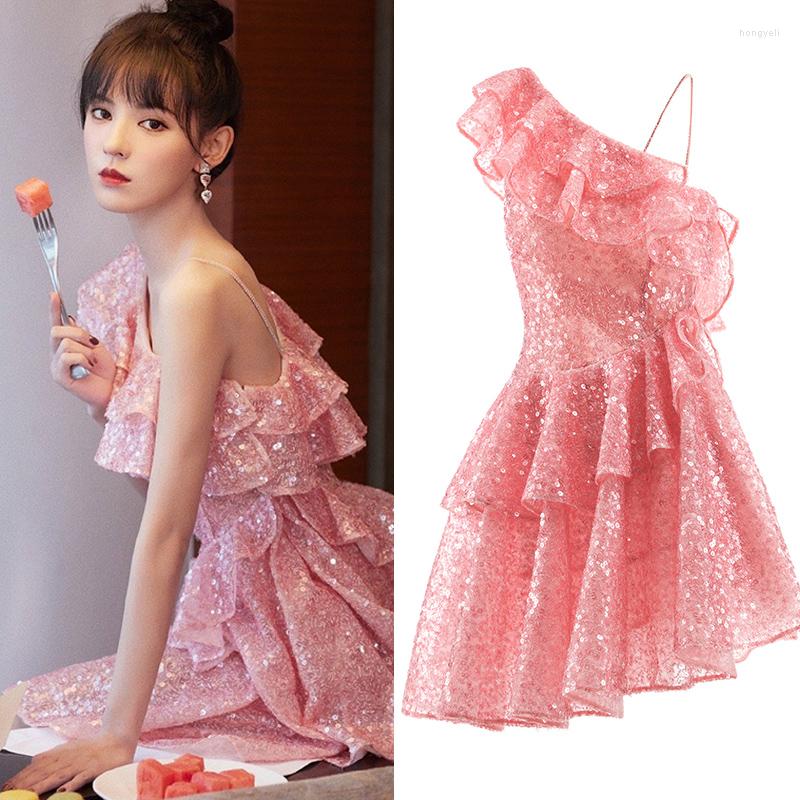 Casual Dresses High Quality Fashion Runway Summer Dress Women' Pink Sequins Off-the-Shoulder Petal Slanted, Picture color
Casual Dresses High Quality Fashion Runway Summer Dress Women' Pink Sequins Off-the-Shoulder Petal Slanted, Picture color