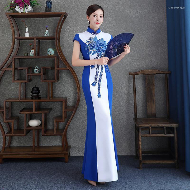 Ethnic Clothing Sheng Coco Blue White Phoenix Embroidery Gown Fitting Cheongsam Long Banquet Evening Dress Stage Show Chorus Performance
Ethnic Clothing Sheng Coco Blue White Phoenix Embroidery Gown Fitting Cheongsam Long Banquet Evening Dress Stage Show Chorus Performance