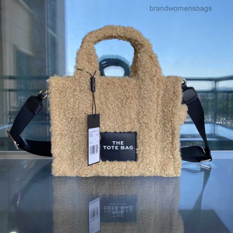The Totes mj Designer Women bags Mojie Teddy Bear Wool Crossbody Shopping Bag Winter Letter Casual Handheld Shoulder Handbags brandwomensbags
The Totes mj Designer Women bags Mojie Teddy Bear Wool Crossbody Shopping Bag Winter Letter Casual Handheld Shoulder Handbags brandwomensbags