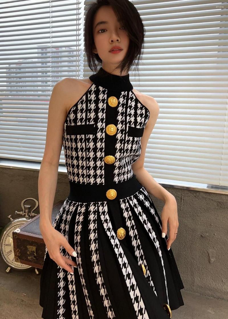 Casual Dresses 2023SS Summer Fashion Women High Quality Plaid Knitted Sleeveless Pleated Dress For Female Gdnz 11.23, Black 
Casual Dresses 2023SS Summer Fashion Women High Quality Plaid Knitted Sleeveless Pleated Dress For Female Gdnz 11.23, Black