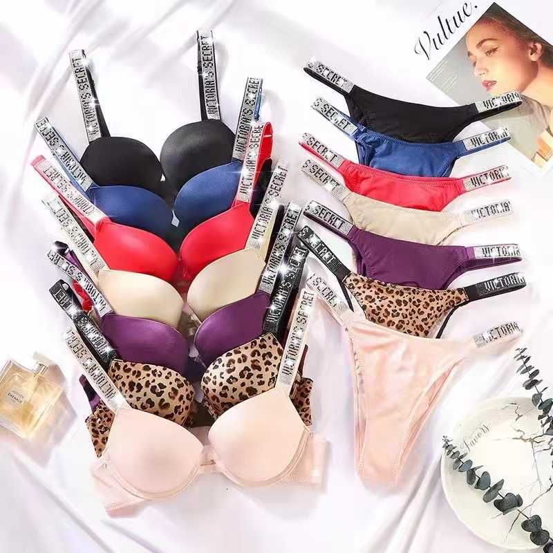 2023 New Rhinestone Bikini Secret Letter Sexy Lace Women Underwear Thong Lingerie Bra Set 2 Piece Push Up Adjustable Sui, Vs panties
2023 New Rhinestone Bikini Secret Letter Sexy Lace Women Underwear Thong Lingerie Bra Set 2 Piece Push Up Adjustable Sui, Vs panties