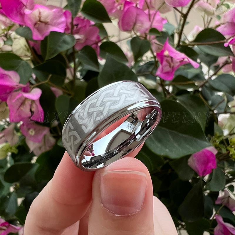 Wedding Rings 8mm Tungsten Carbide Ring For Men Wemen Stepped Edges Custom Pattern Pipe Cut Bands Brushed Finish Comfort Fit
Wedding Rings 8mm Tungsten Carbide Ring For Men Wemen Stepped Edges Custom Pattern Pipe Cut Bands Brushed Finish Comfort Fit