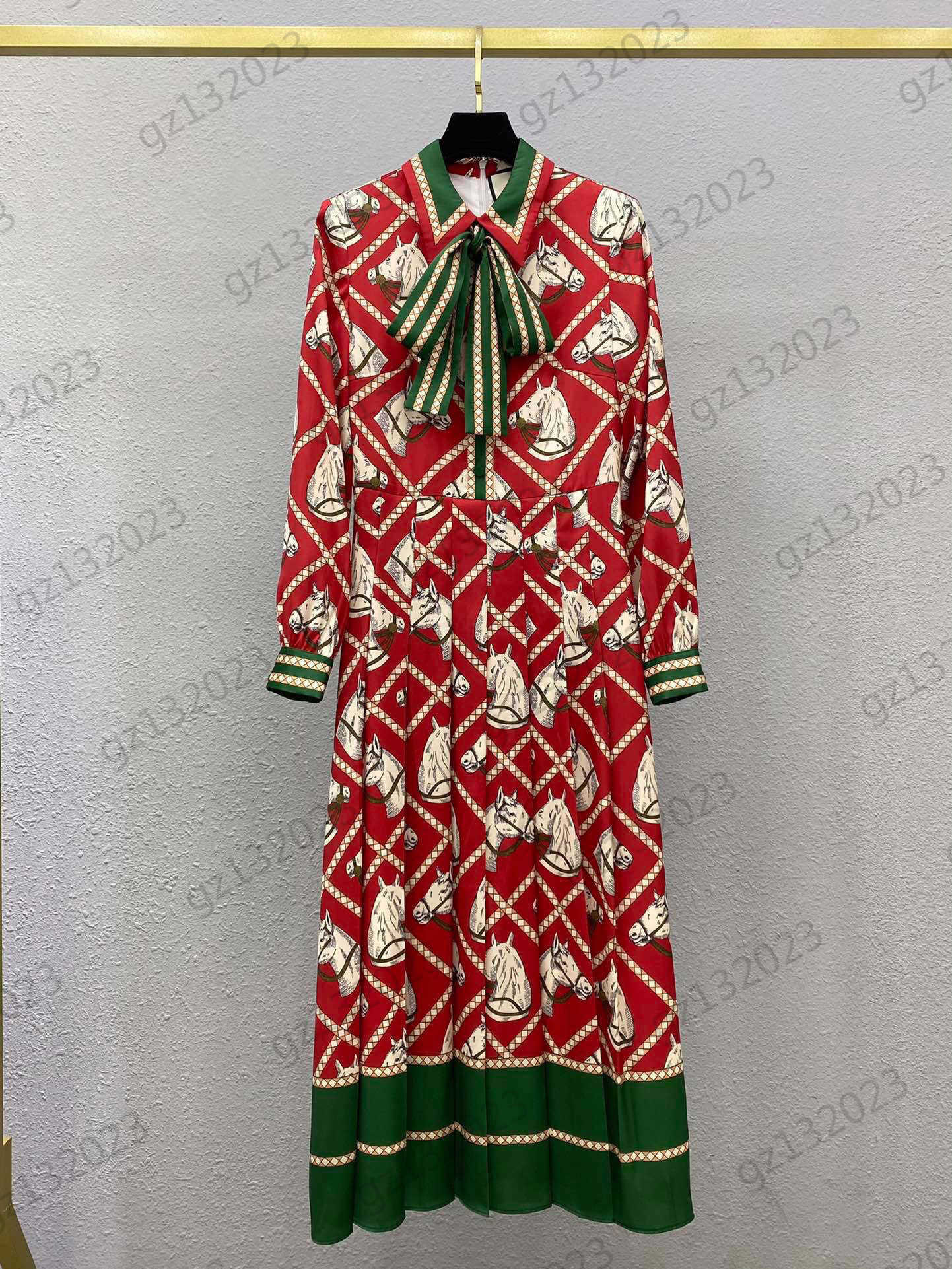 Casual Dresses Womens Designer Clothing Horse Print Bow Ribbon Long Sleeve Dress High Waist Pleated Design Zipper Maxiskit Fashion Brand Women Clothing
Casual Dresses Womens Designer Clothing Horse Print Bow Ribbon Long Sleeve Dress High Waist Pleated Design Zipper Maxiskit Fashion Brand Women Clothing