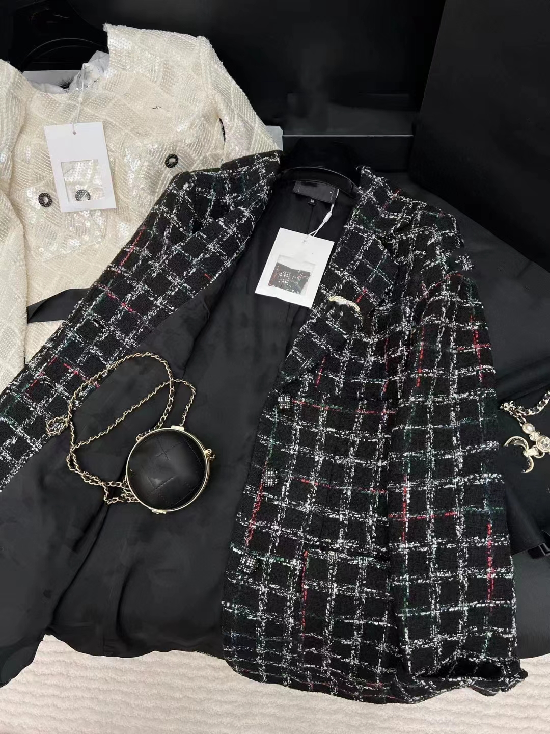 Chan New 2023 Women' brand jacket OOTD designer Fashion top-grade autumn winter Sequins tweed coat overcoat Leisure Women Spring Coats cardigan Christmas Gift, Logo-chan
Chan New 2023 Women' brand jacket OOTD designer Fashion top-grade autumn winter Sequins tweed coat overcoat Leisure Women Spring Coats cardigan Christmas Gift, Logo-chan