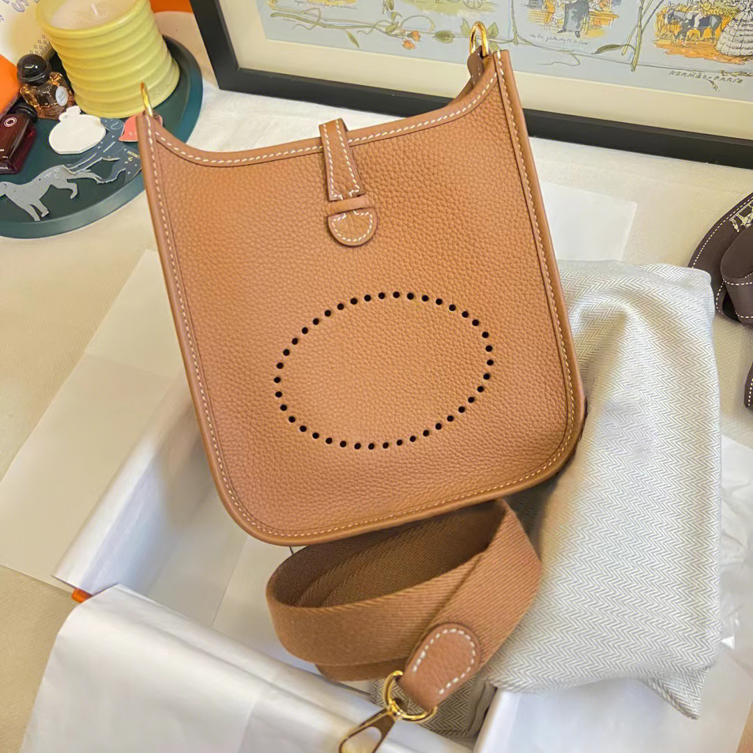 7A quality Genuine leather evelyne crossbody Bag Women's men clutch hobo tote envelope top handle Shoulder bags 10a Luxurys handbag Designer fashion vintage bags, Orange
7A quality Genuine leather evelyne crossbody Bag Women's men clutch hobo tote envelope top handle Shoulder bags 10a Luxurys handbag Designer fashion vintage bags, Orange