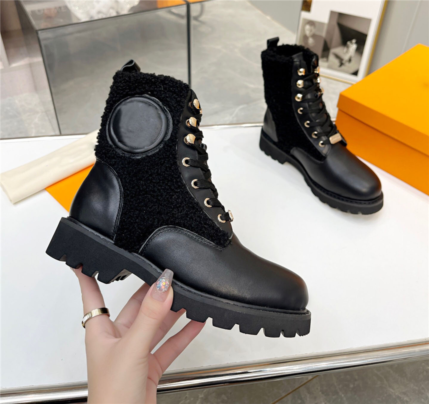 2023 Designer Paris Iconic Territory Flat Ranger Boots Calf Leather And Wool Platform Lace Up Casual Style Block Heels Treaded Rubber Outsole Sneakers With Box
2023 Designer Paris Iconic Territory Flat Ranger Boots Calf Leather And Wool Platform Lace Up Casual Style Block Heels Treaded Rubber Outsole Sneakers With Box