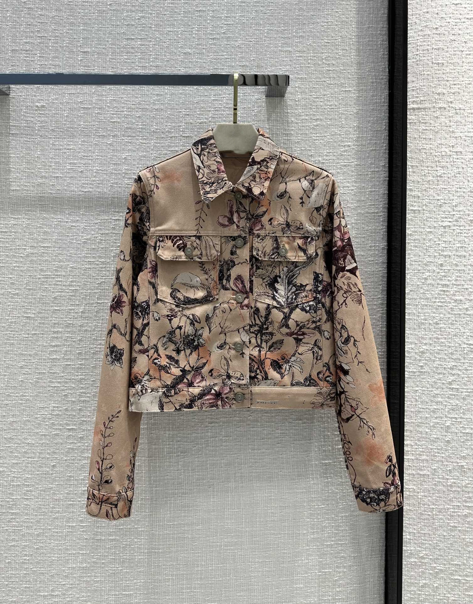 Milan Runway Jackets 2023 New Spring Lapel Neck Long Sleeve Print Women' Designer Coats Brand Same Style Outerwear 0102-14, Contrast color
Milan Runway Jackets 2023 New Spring Lapel Neck Long Sleeve Print Women' Designer Coats Brand Same Style Outerwear 0102-14, Contrast color