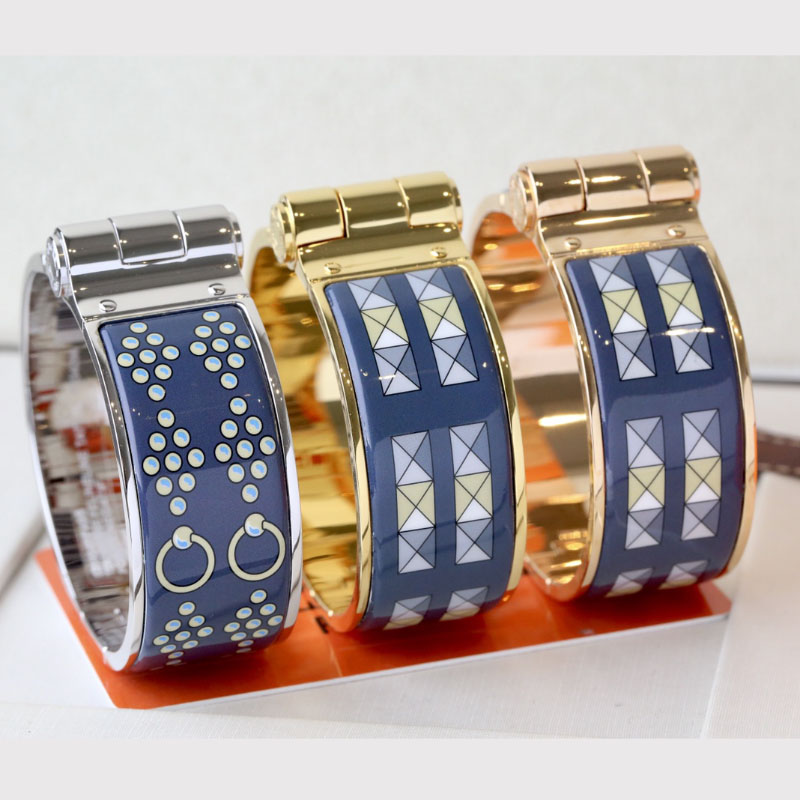 Enamel clic bangle for women charm bracelets 20mm middle size snap-fastener dark blue color enamel
Enamel clic bangle for women charm bracelets 20mm middle size snap-fastener dark blue color enamel