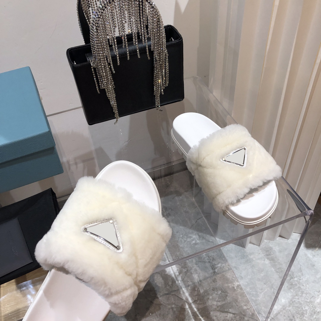 Designer Woman Slippers Fashion Warm 100% wool cotton inverted triangle black white shoes Indoor Outdoor Womens Slipper pantoufle designers for Autumn Winter
Designer Woman Slippers Fashion Warm 100% wool cotton inverted triangle black white shoes Indoor Outdoor Womens Slipper pantoufle designers for Autumn Winter