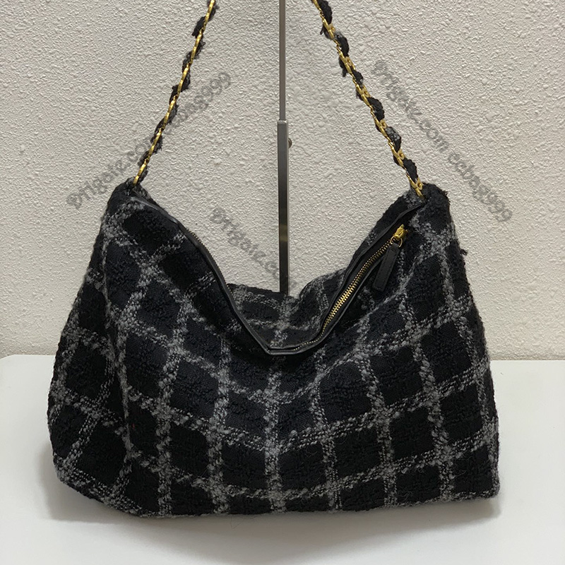 Large Capacity Black Purple Classical Designer Tote Bag Diamond Lattice Two-tone Tweed Metal Chain Shoulder Casual Fashion Shopping Outdoor Commuter Handbag 30CM
Large Capacity Black Purple Classical Designer Tote Bag Diamond Lattice Two-tone Tweed Metal Chain Shoulder Casual Fashion Shopping Outdoor Commuter Handbag 30CM