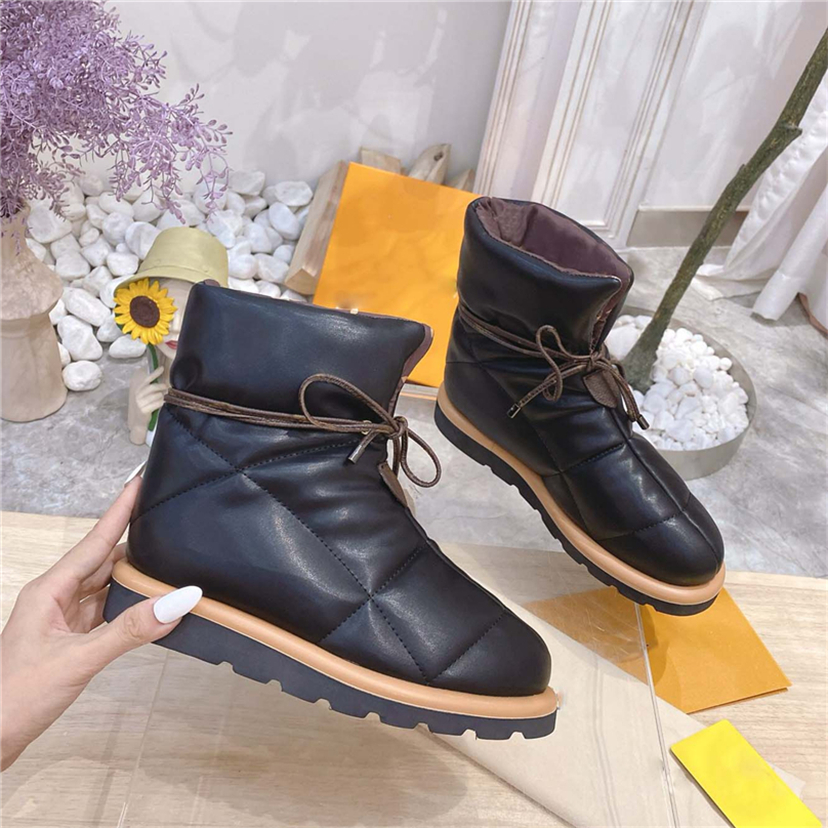 Luxury Designer Pillow Comfort Ankle Boots Nylon Canvas Laces Nappa Leather Mules Classic Snow Quilted Booties Fabric Linings Winter Sneakers Size 35-41
Luxury Designer Pillow Comfort Ankle Boots Nylon Canvas Laces Nappa Leather Mules Classic Snow Quilted Booties Fabric Linings Winter Sneakers Size 35-41