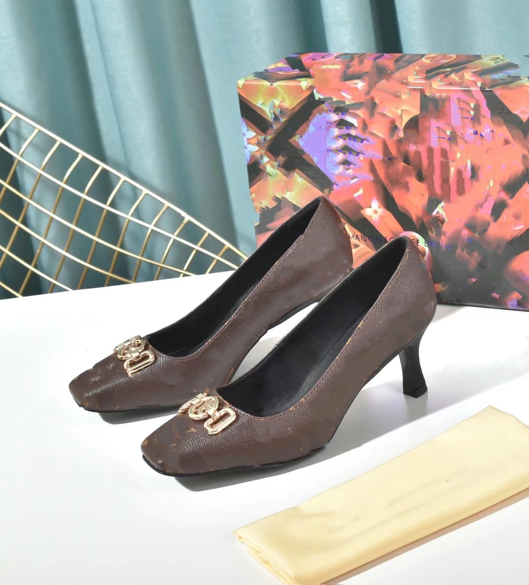 Sexy Gauze Sandals Rhinestone decoration Calico women dress shoes luxury designers Small square head kitten heel Back Strap Genuine Leather 0621, 01
Sexy Gauze Sandals Rhinestone decoration Calico women dress shoes luxury designers Small square head kitten heel Back Strap Genuine Leather 0621, 01