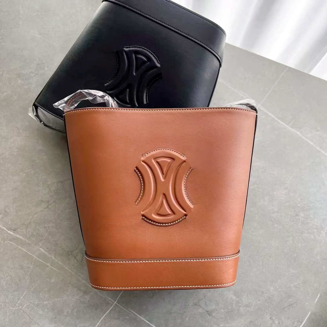 Luxury Designer Bag TRIOMPHE Drawstring Clutch crossbody tote Genuine leather fashion Women's men handbag Shoulder pochette city weekend basket travel trunk bags, Black
Luxury Designer Bag TRIOMPHE Drawstring Clutch crossbody tote Genuine leather fashion Women's men handbag Shoulder pochette city weekend basket travel trunk bags, Black