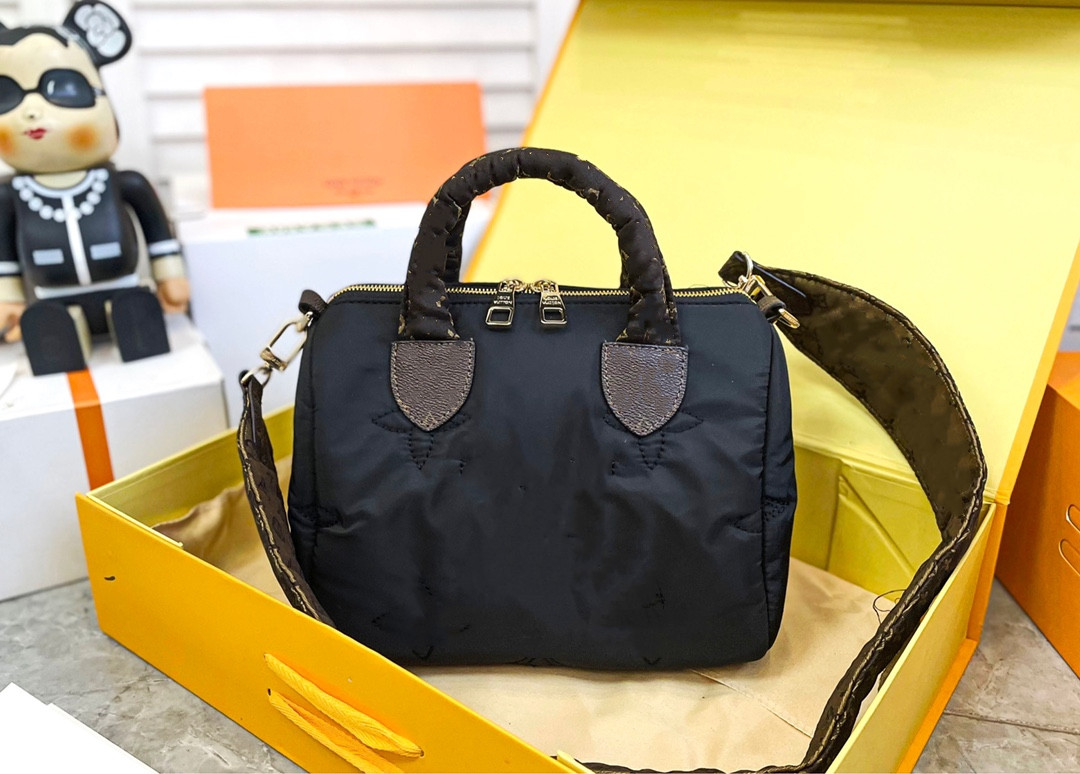 CC 2023 Womens Luxurys Designers Puffer Totes Bags Speedy Handbags Quilted Flowers Pillow Shouder Crossbody Women Handbag Embossed With Original Dust
CC 2023 Womens Luxurys Designers Puffer Totes Bags Speedy Handbags Quilted Flowers Pillow Shouder Crossbody Women Handbag Embossed With Original Dust