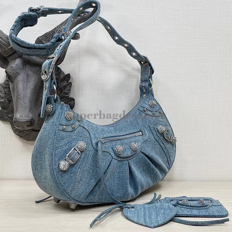 Top Quality Women lady cool girl Bags Le Cagole Motorcycle shoulder luxury Designers Genuine leather crossbody clutch wallet purse Pochette Vintage Crocodile skin, Carton
Top Quality Women lady cool girl Bags Le Cagole Motorcycle shoulder luxury Designers Genuine leather crossbody clutch wallet purse Pochette Vintage Crocodile skin, Carton