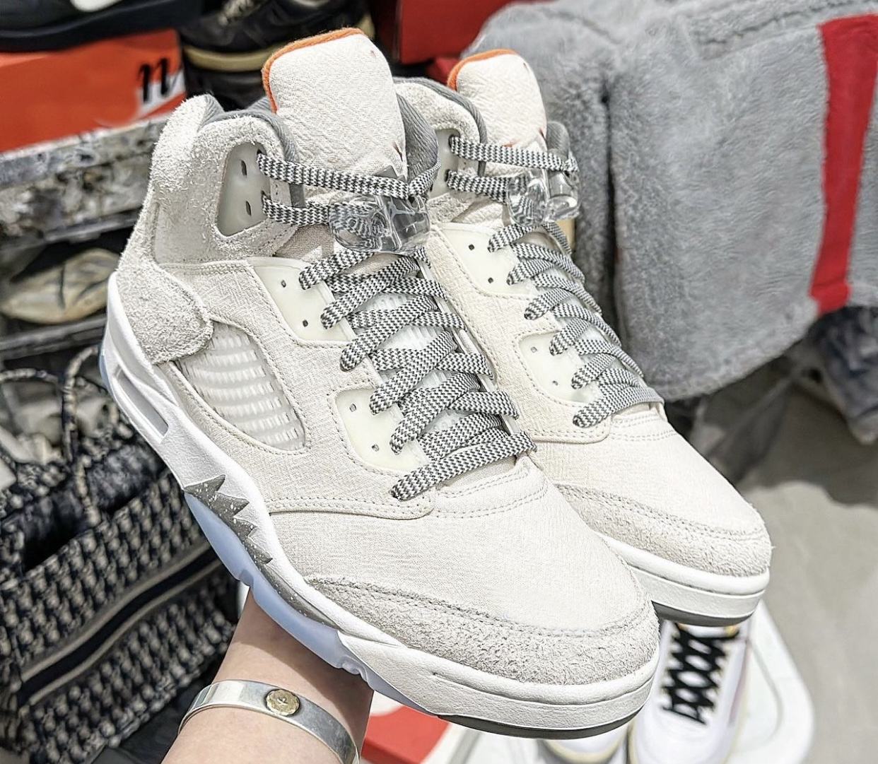 Shoes Authentic 5 5s Se Craft Fd9222-180 Sports Sneakers Trainers Womens Mens White Grey Original 7-13
Shoes Authentic 5 5s Se Craft Fd9222-180 Sports Sneakers Trainers Womens Mens White Grey Original 7-13