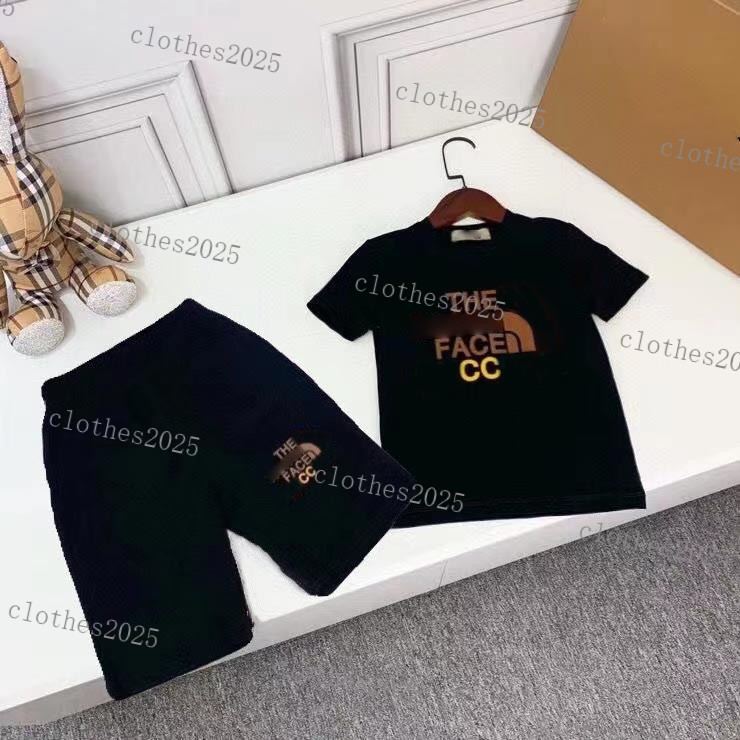 Luxury designer Clothing Sets kids T-shirt white black monogrammed shortst fashion British fashion brand summer childrens treasures boy girls cotton two piece, 1#
Luxury designer Clothing Sets kids T-shirt white black monogrammed shortst fashion British fashion brand summer childrens treasures boy girls cotton two piece, 1#
