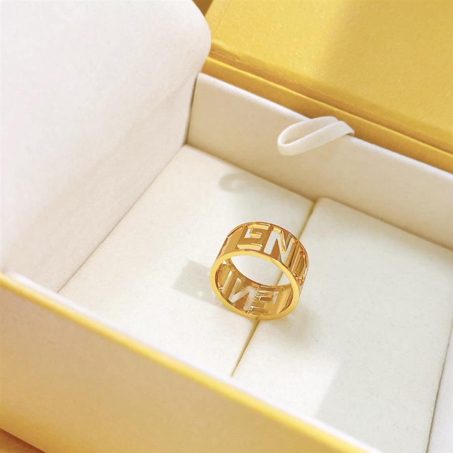 Luxurys Desingers Ring Simple Design Sense smooth F Ladies Classic Hollowed out Simples rings Birthday Gift Female Male good nice310D
Luxurys Desingers Ring Simple Design Sense smooth F Ladies Classic Hollowed out Simples rings Birthday Gift Female Male good nice310D