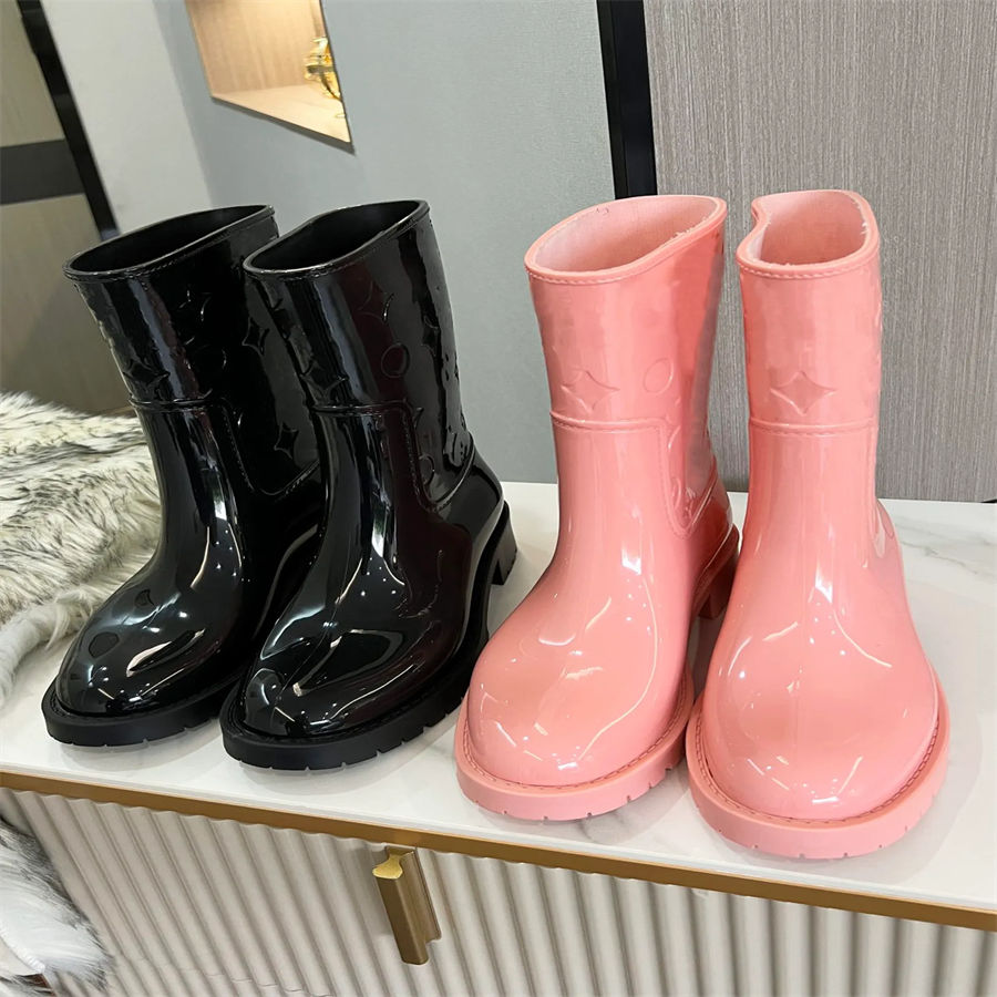 2022 Designers Drops Flat Mid boots Women Luxuries Casual Shoes Genuine Leather Embossed Waterproof rubber Boot Outdoor Size35-41, Black
2022 Designers Drops Flat Mid boots Women Luxuries Casual Shoes Genuine Leather Embossed Waterproof rubber Boot Outdoor Size35-41, Black