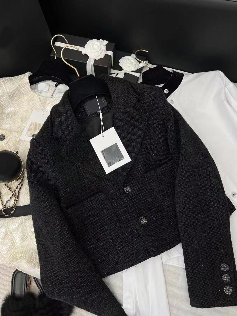 Chan New 2023 Women' brand jacket designer OOTD Fashion high-end autumn winter chains tweed coat Leisure Spring Coats cardigan birthday Valentine' day Gift, Logo-chan
Chan New 2023 Women' brand jacket designer OOTD Fashion high-end autumn winter chains tweed coat Leisure Spring Coats cardigan birthday Valentine' day Gift, Logo-chan