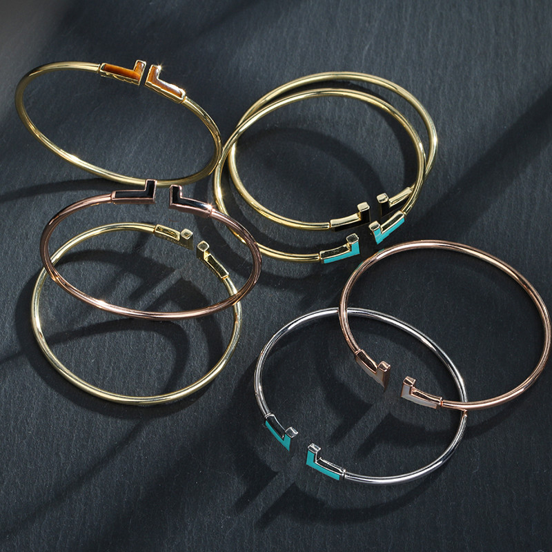 Luxurys Bangle bracelets double T Designers Fashion gold love charm bangle for mens and women wedding lovers gift jewelry with box
Luxurys Bangle bracelets double T Designers Fashion gold love charm bangle for mens and women wedding lovers gift jewelry with box