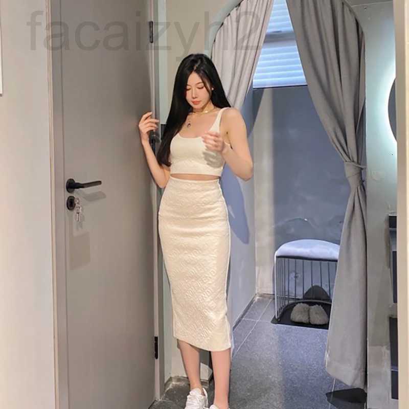 Womens Knitted Feni Two Piece Dress Full Letters Relief Knitting Vest And Half Dresses Sets Women Designer Sexy Hip Wrap Fashion Slim Fit
Womens Knitted Feni Two Piece Dress Full Letters Relief Knitting Vest And Half Dresses Sets Women Designer Sexy Hip Wrap Fashion Slim Fit