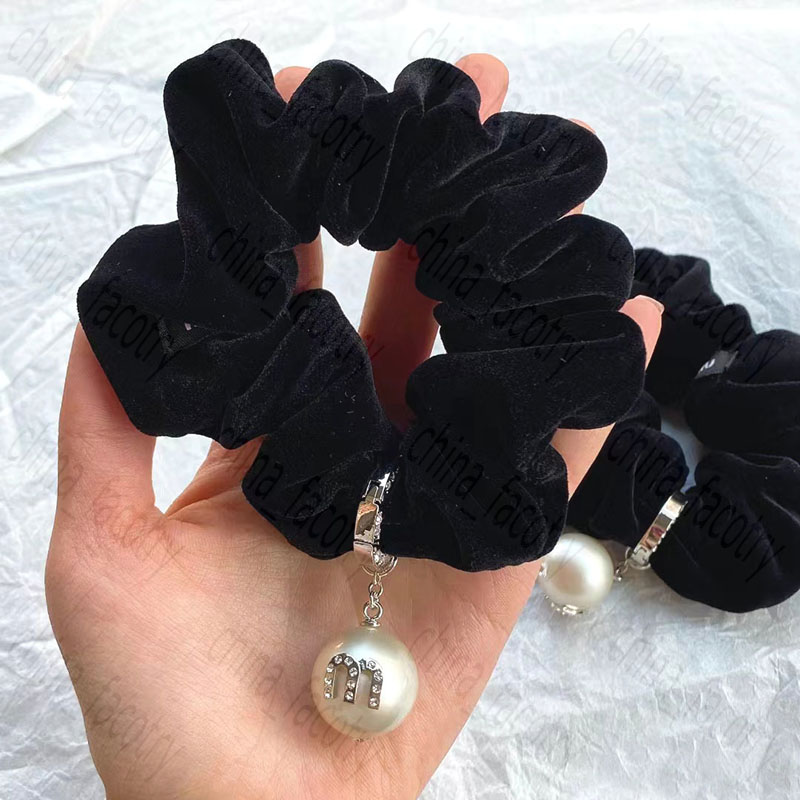 French Pearl Black Velvet Hairband Luxurious Sweet Cool Large Intestine Hair Rings Headband Hair Accessories
French Pearl Black Velvet Hairband Luxurious Sweet Cool Large Intestine Hair Rings Headband Hair Accessories