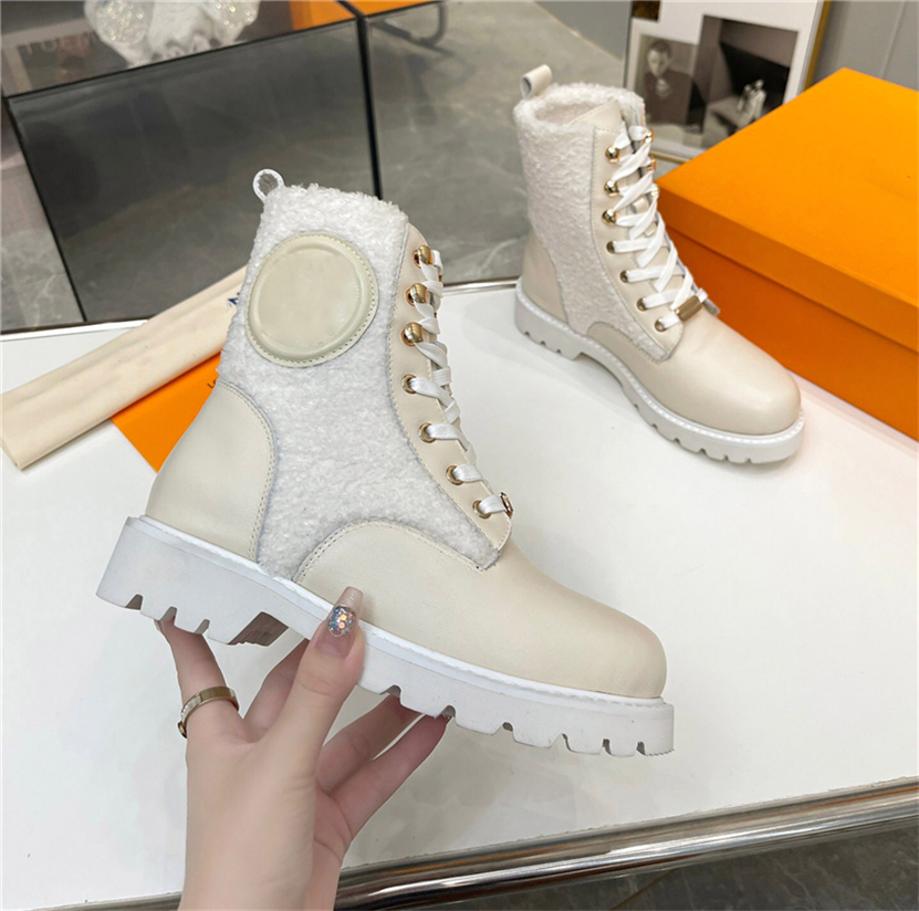 Luxury Designer Iconic Territory Flat Ranger Boots Calf Leather And Wool Platform Lace Up Casual Style Block Heels Treaded Rubber Outsole Sneakers Size 35-41
Luxury Designer Iconic Territory Flat Ranger Boots Calf Leather And Wool Platform Lace Up Casual Style Block Heels Treaded Rubber Outsole Sneakers Size 35-41