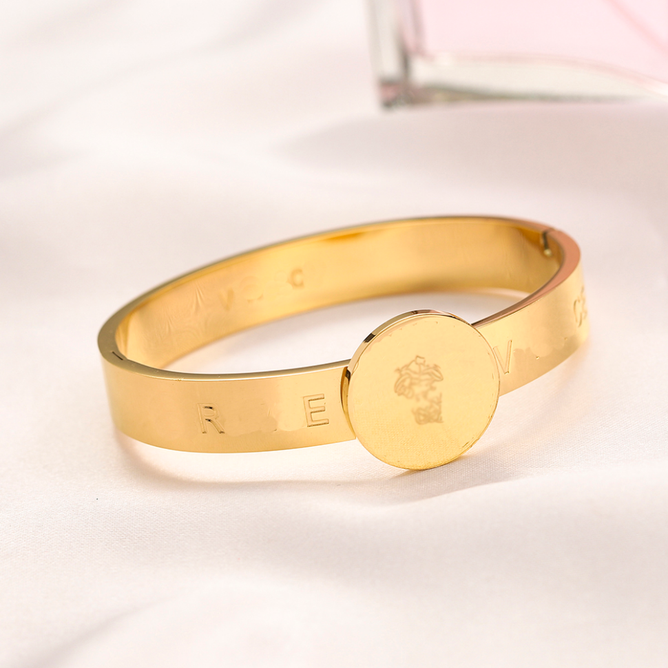 Luxuy Bangle 18k Plated Gold Charm Bracelet Doll European And American Fashion Brand Young Style Classic Style Christmas Couple Gifts For Womens
Luxuy Bangle 18k Plated Gold Charm Bracelet Doll European And American Fashion Brand Young Style Classic Style Christmas Couple Gifts For Womens